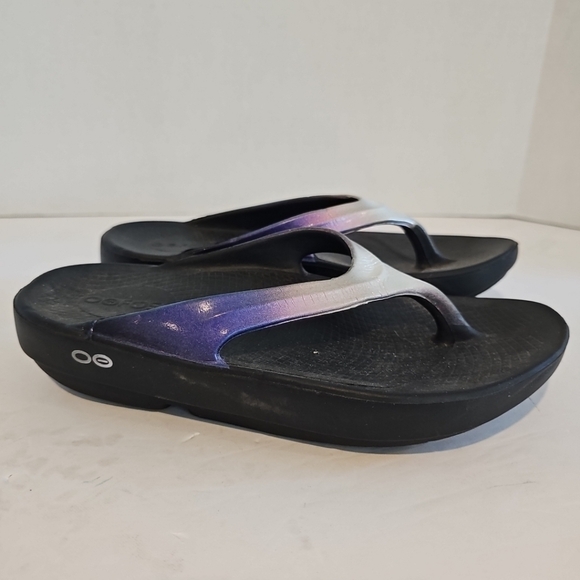 Oofos Women's Size 6 Black Metallic Oolala Luxe Flip Flop Thong Sandals - Picture 1 of 7